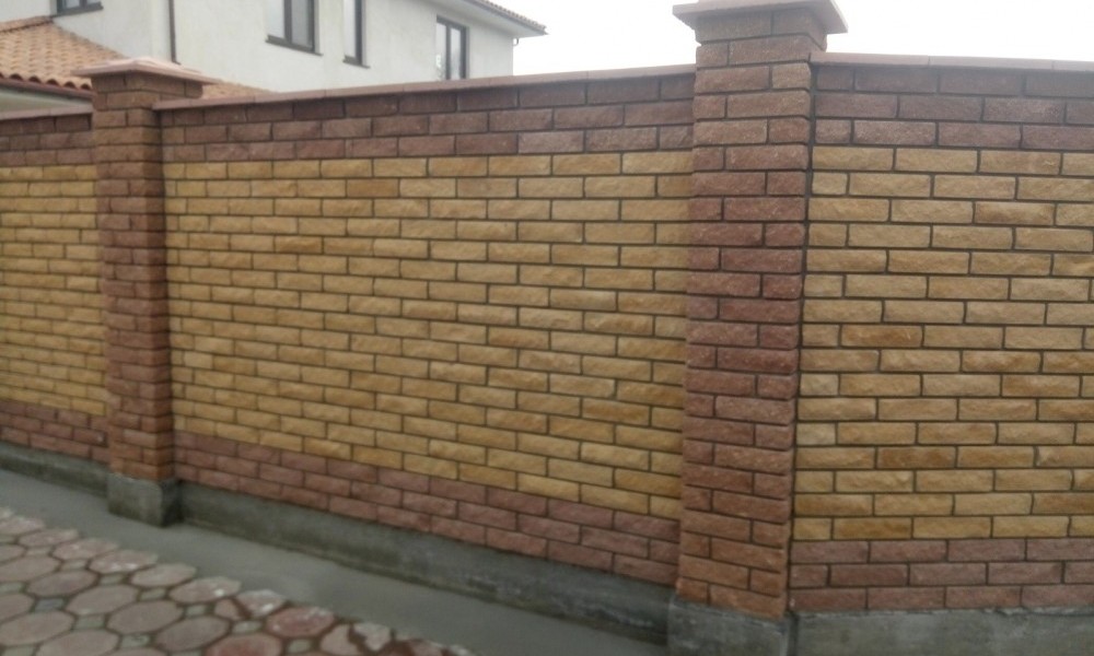 Забор из кирпича